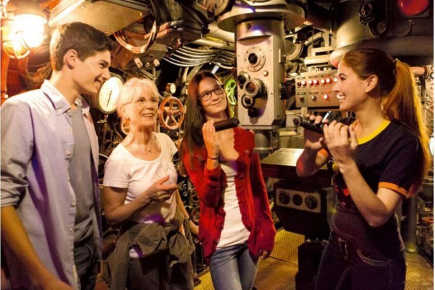 Un groupe de personnes se trouve dans une pièce où se trouvent des équipements et des machines industrielles. 3