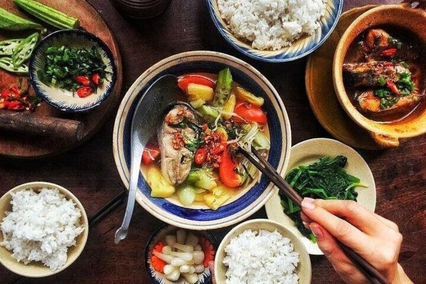 Diversos platos, incluyendo un tazón de sopa con verduras y carne, arroz y otros acompañamientos. 3