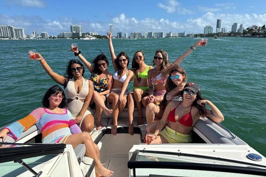 Un gruppo di persone su una barca con uno skyline cittadino sullo sfondo. 2
