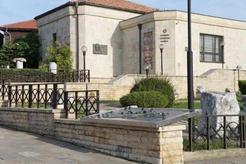 Il s'agit d'un bâtiment historique doté d'une façade en pierre, d'une clôture en métal et d'un petit jardin. 3