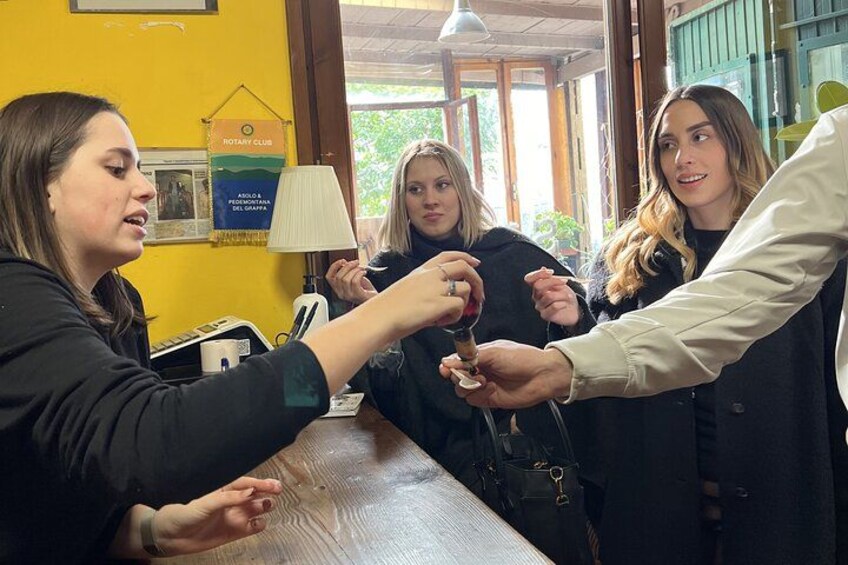 En grupp människor står vid en disk, troligen i ett café eller en butik, och i bakgrunden syns en skylt med texten ”Rotary Club”. 4
