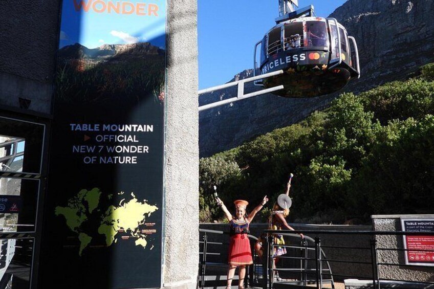 Un teleférico con la etiqueta 'MICELESS' y un cartel para 'Table Mountain, Nueva 7 Maravilla de la Naturaleza'. 3