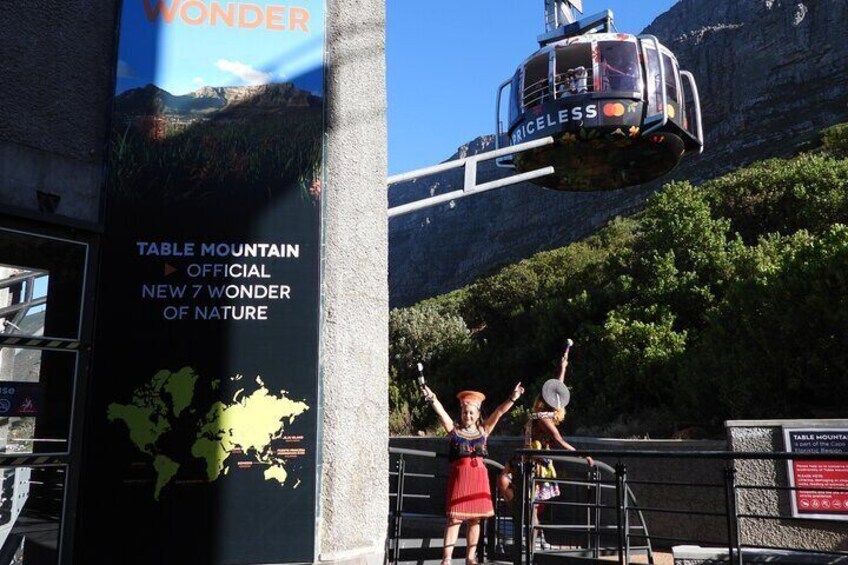 Un teleférico con la etiqueta "MICELESS" en un paisaje montañoso. 3