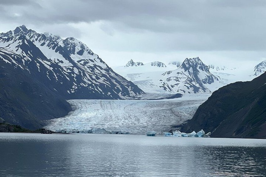 A glacier between mountains. 4