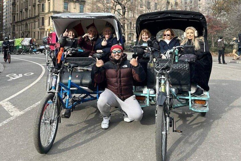 Un groupe de personnes est photographié sur une rue de la ville, à bord d’un vélo bleu dont la selle est recouverte. 5