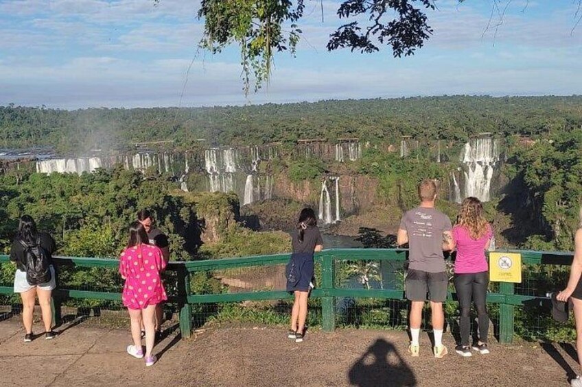 Un gruppo di persone su una piattaforma panoramica che domina una serie di cascate. 2