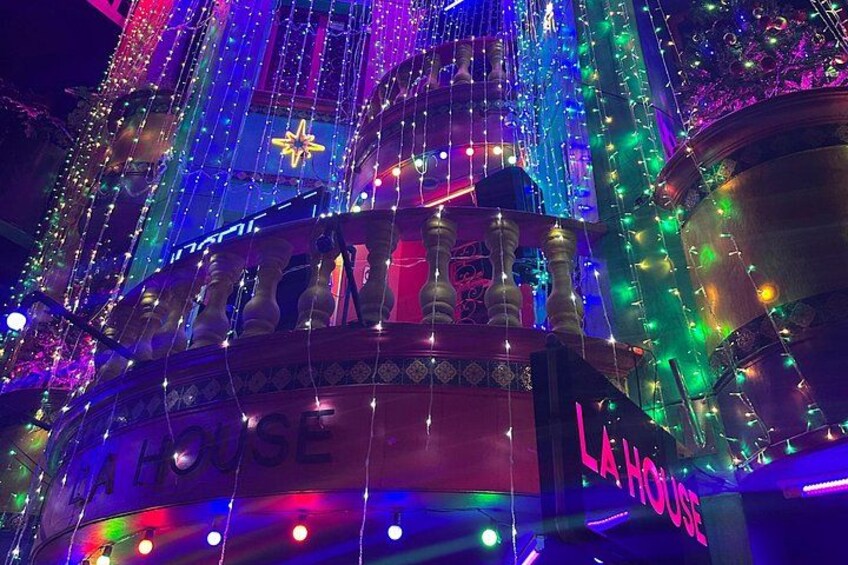 Un edificio con el letrero 'LA HOUSE' y luces de colores. 2