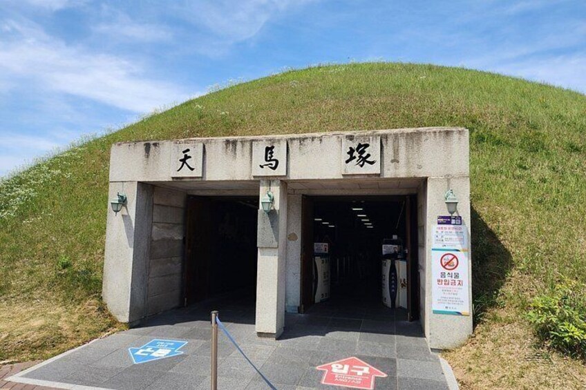 Una entrada de concreto con caracteres chinos, un símbolo azul de accesibilidad para sillas de ruedas y un símbolo rojo de accesibilidad para sillas de ruedas en el suelo. 5