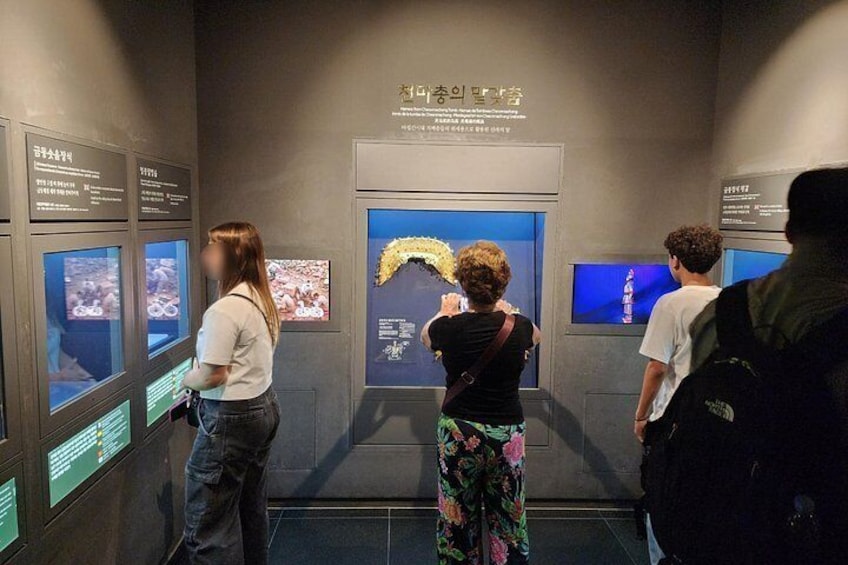 Una exhibición interior con paneles informativos y pantallas digitales. 4