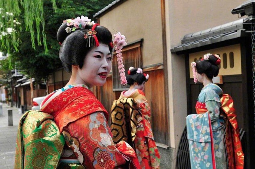 Women in traditional Japanese kimonos with elaborate hairstyles and accessories. 3