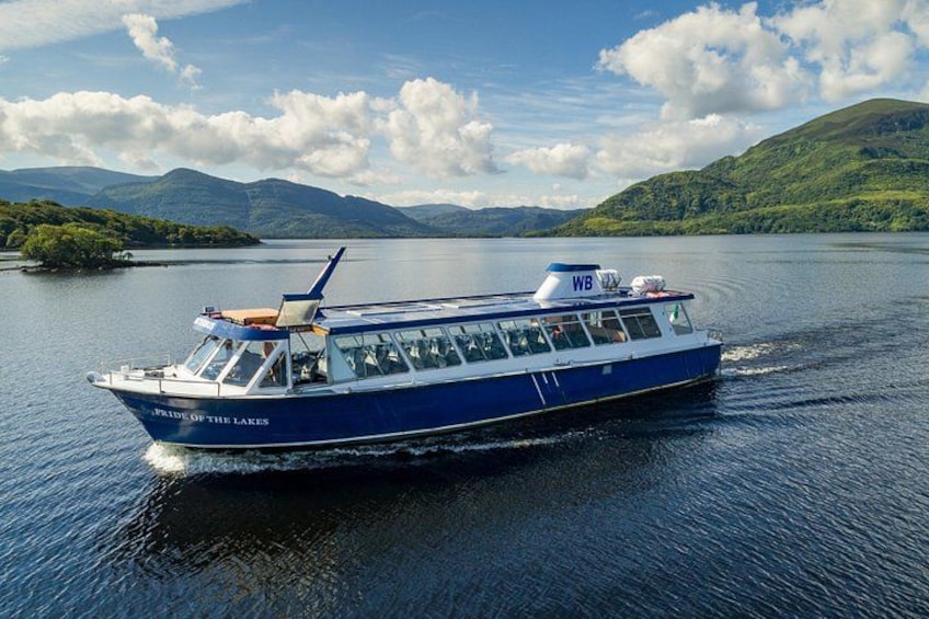 Covered boat with panoramic views 3