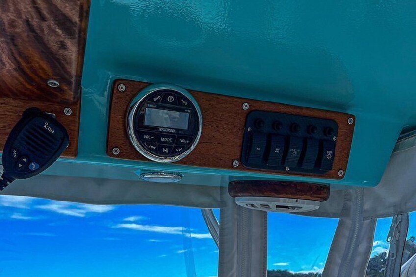 Panel de control de embarcación con pantalla digital, un potenciómetro de volumen y un interruptor. 5