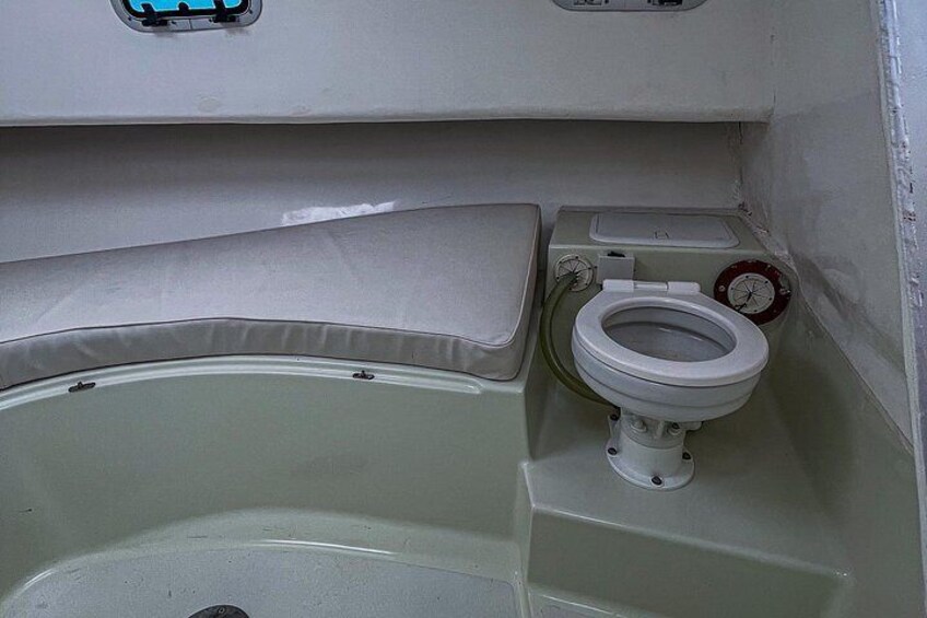 Un baño con inodoro y bañera. 2