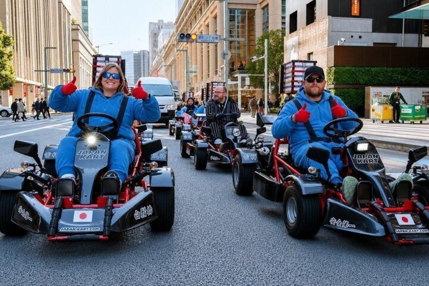 Personas conduciendo karts de carreras en una calle de la ciudad. 5