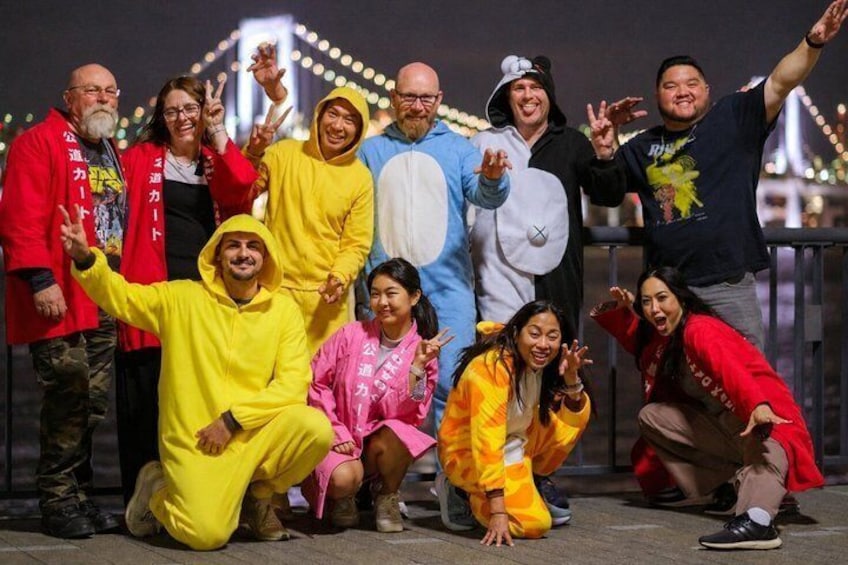 Un grupo de personas con diversos disfraces posando para una foto. 3