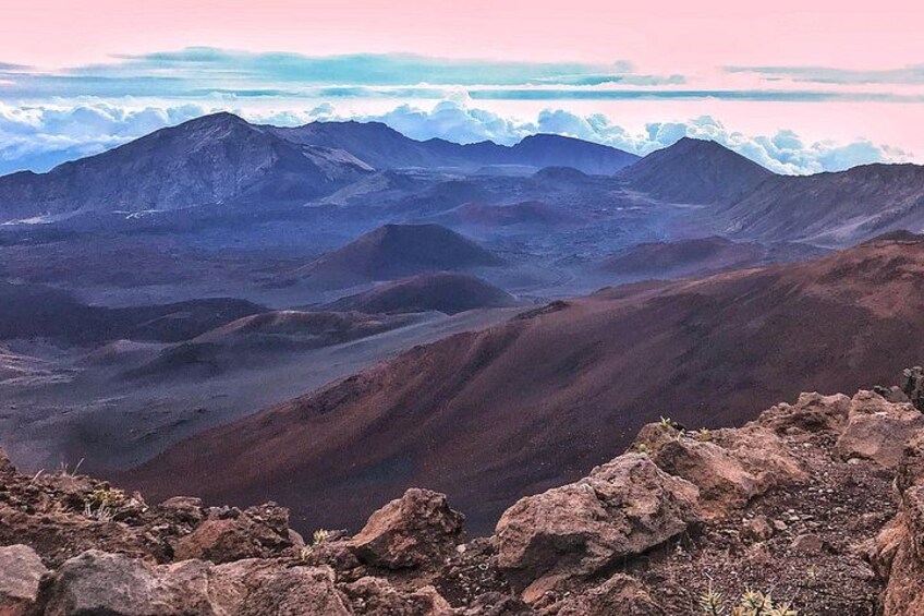 Paesaggio montuoso con terreno roccioso e cime lontane sotto un cielo sereno. 4