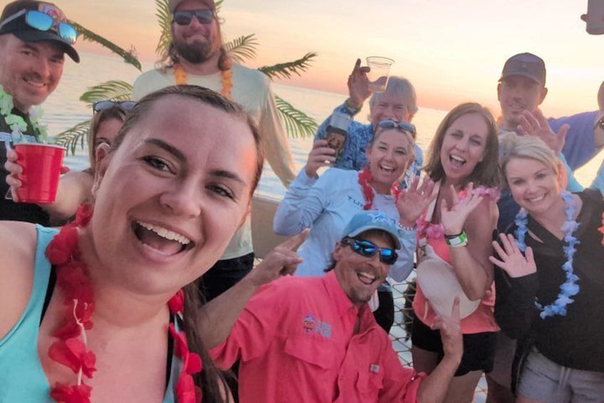 Un gruppo di persone su una spiaggia al tramonto. 3
