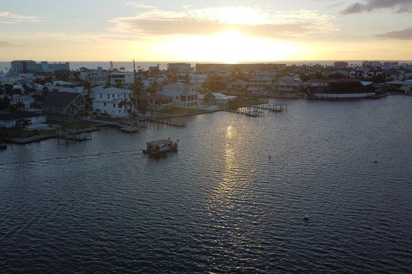 Tramonto su una cittadina costiera con edifici e un molo. 4
