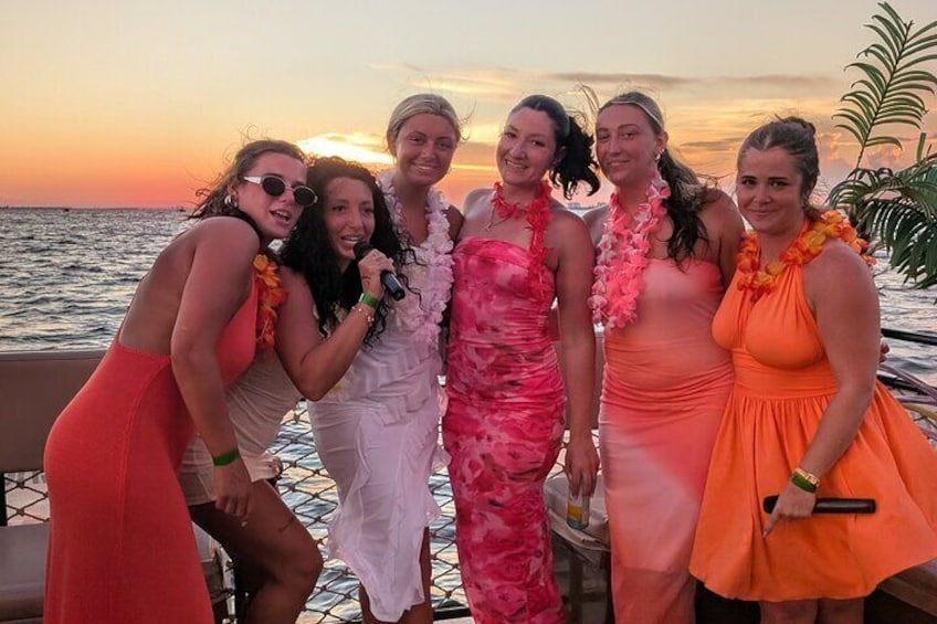 Eine Gruppe von Menschen auf einem Boot bei Sonnenuntergang. 2