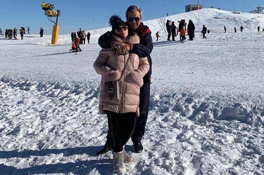 Et snøklædt landskab med folk, der står på ski og snowboard. 4
