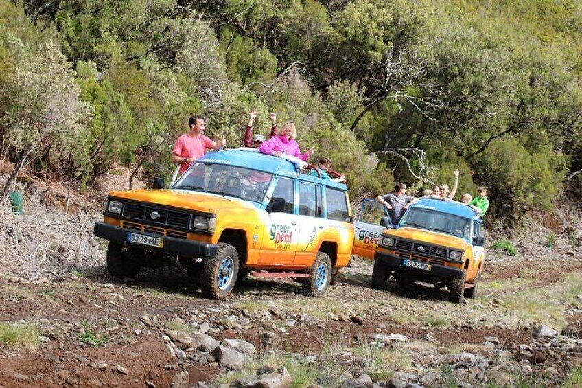 Dos vehículos todoterreno con pasajeros sobre un terreno rocoso. 3