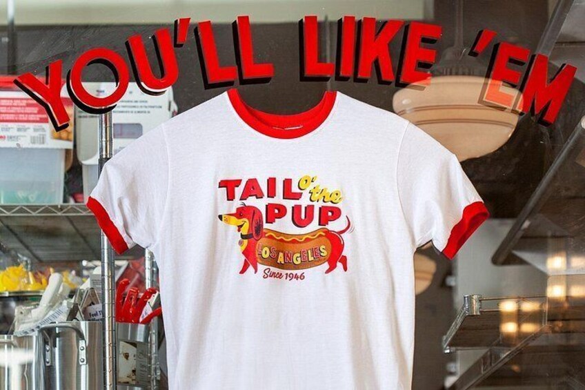 Ein weißes T-Shirt mit einem Aufdruck von einem Hund und dem Text 'TAIL o' THE PUP' und 'Seit 1946'. 5