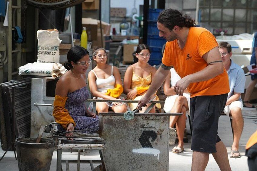 Un vendeur de nourriture de rue prépare des plats sur un réchaud portable, tandis qu’un groupe de personnes observe. 5