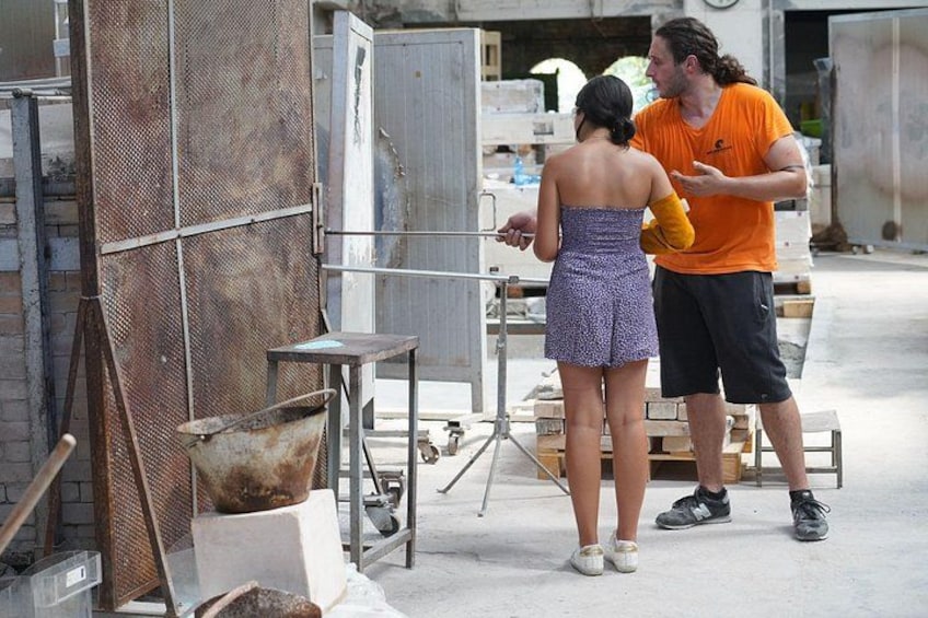 Un chantier de construction avec des structures métalliques, une brouette et un trépied. 3