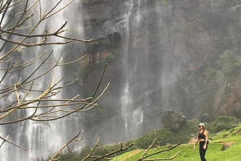 Ein Wasserfall, eine Person und eine Wiese. 2