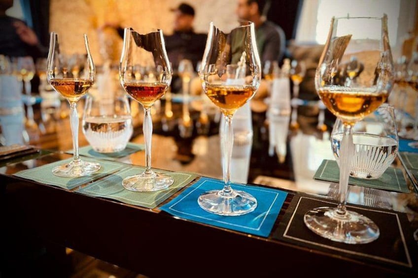 Un bar con varios vasos de vino sobre una mesa. 1