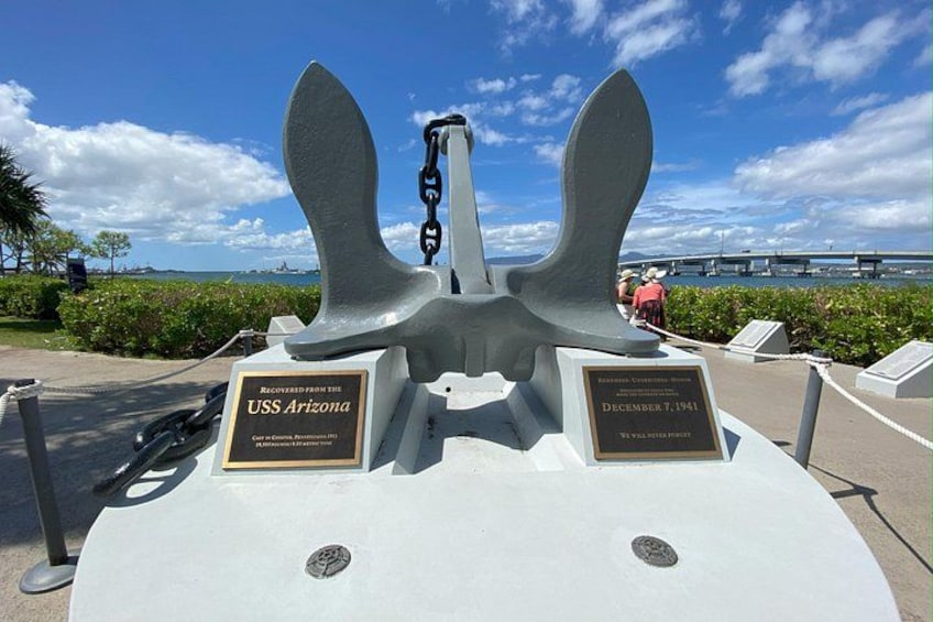 Et mindesmærke med et anker og to mindetavler, hvoraf den ene nævner USS Arizona. 3