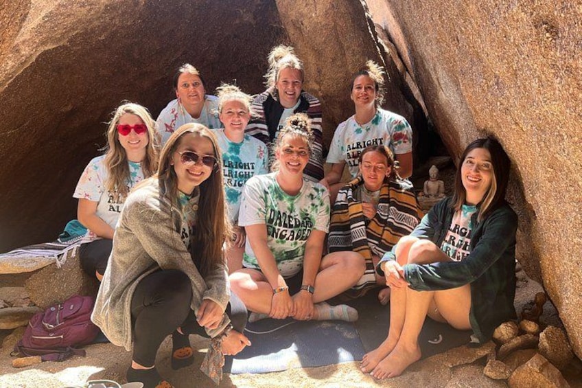 Un groupe de personnes est assis dans une grotte dont l’intérieur est rocheux. 3