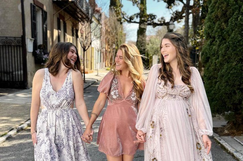 Tre donne che camminano per strada, tenendosi per mano. 3