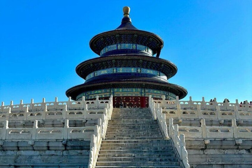 Eine mehrstufige Pagode mit einer Treppe, die zu ihr hinaufführt. 1