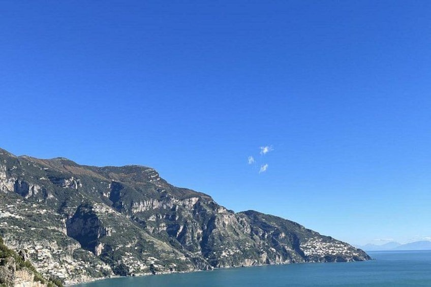 Paesaggio costiero con scogliere e cielo azzurro limpido. 4