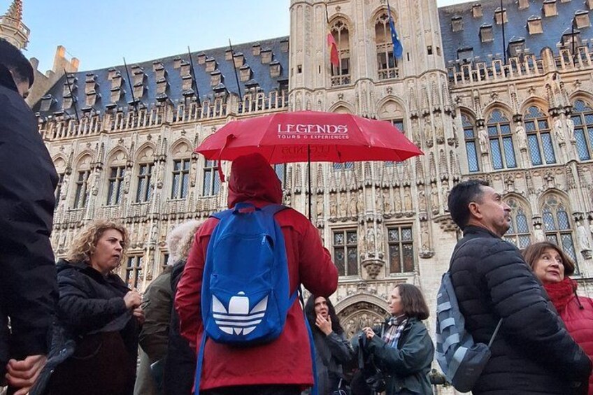 Un gruppo di persone in piedi di fronte a un edificio storico con architettura elaborata. 3
