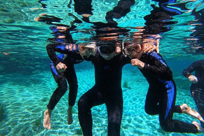 Personas bajo el agua en una piscina azul transparente. 3