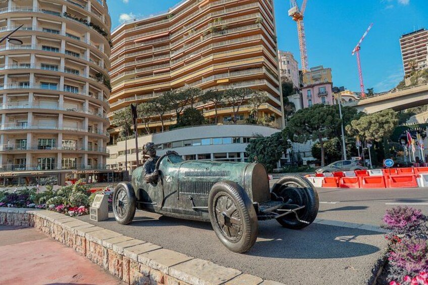 Un coche antiguo estacionado en una calle de la ciudad con edificios modernos al fondo. 4