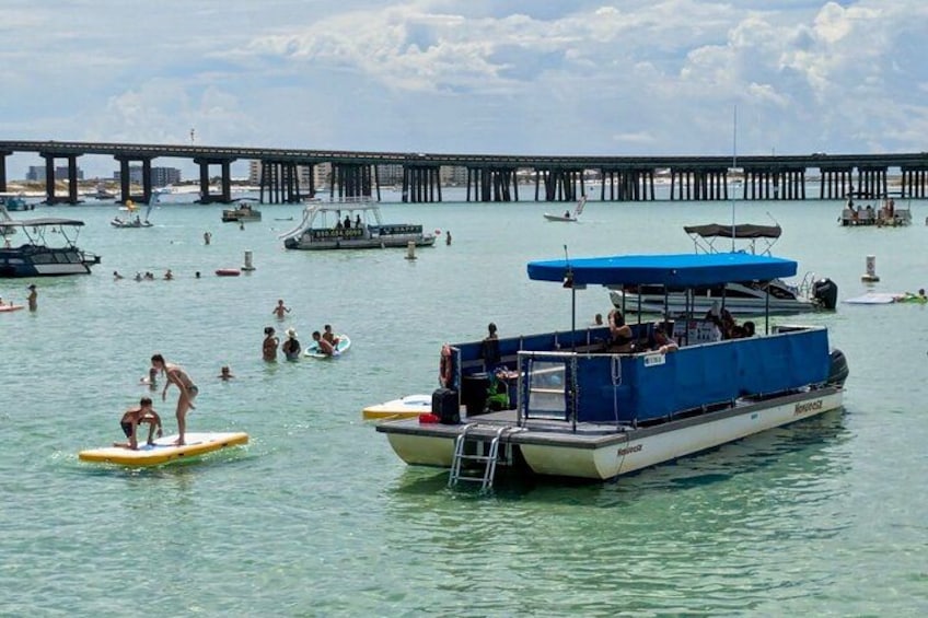 Une jetée avec des bateaux et des personnes dans l’eau. 2