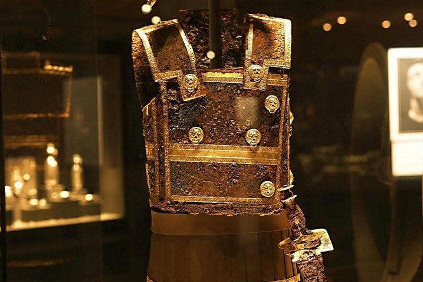 Un artefacto histórico con detalles de metal y elementos decorativos. 5