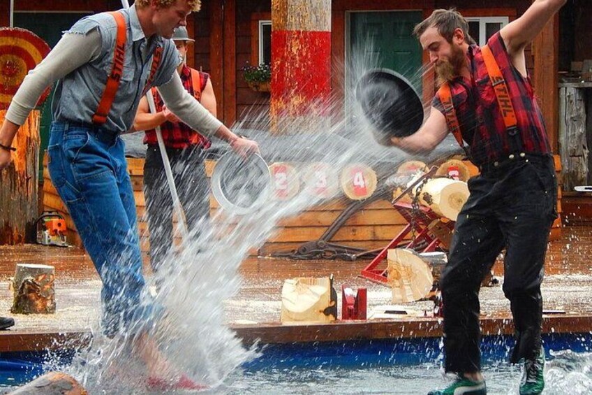 Due persone giocano con l'acqua, schizzandosi con una rete e un secchio. 2