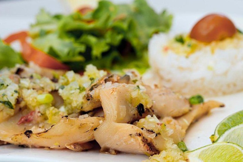 Grillad kyckling med örter, ris och en sallad som tillbehör. 5