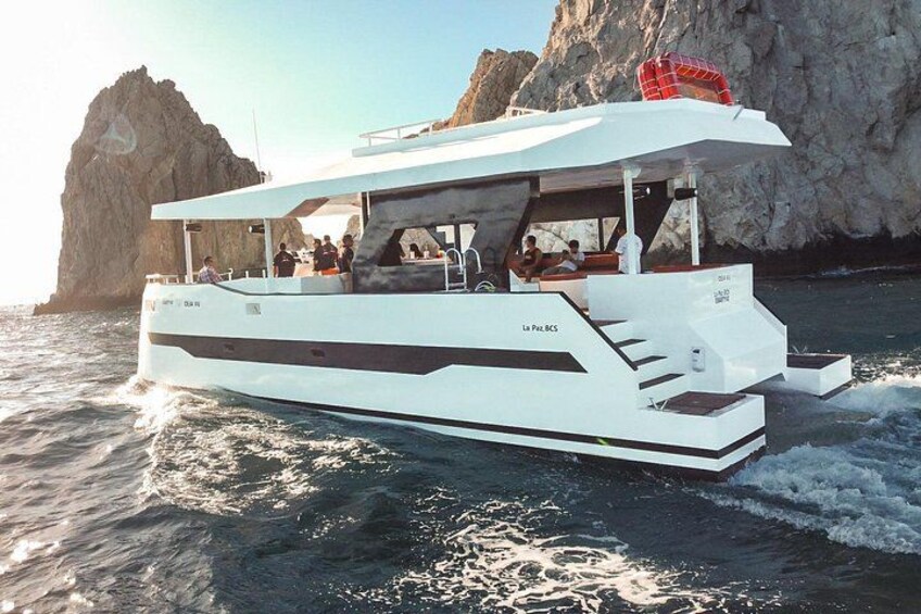 Una barca bianca con passeggeri che naviga tra le rocce. 1
