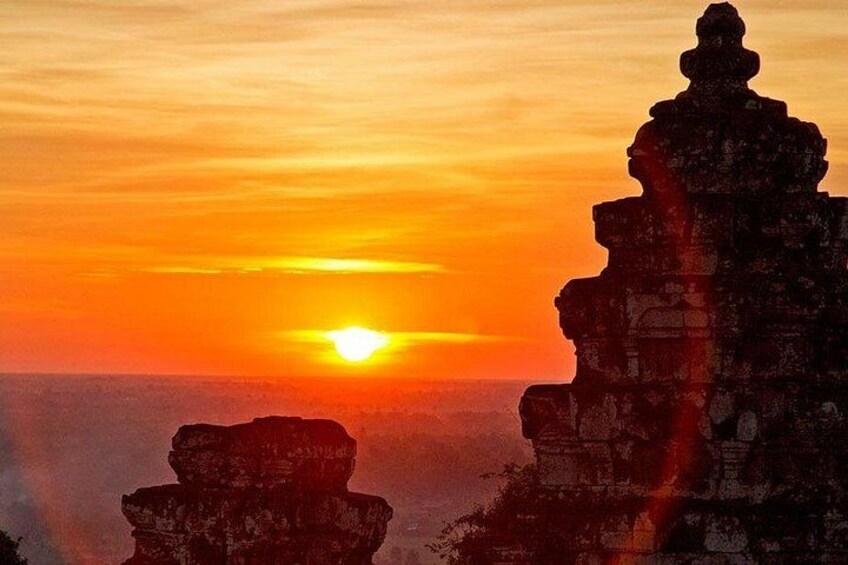 Un coucher de soleil sur un paysage montagneux, avec des formations rocheuses. 5
