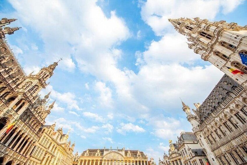 Un edificio histórico con arquitectura ornamental y cielo despejado. 4