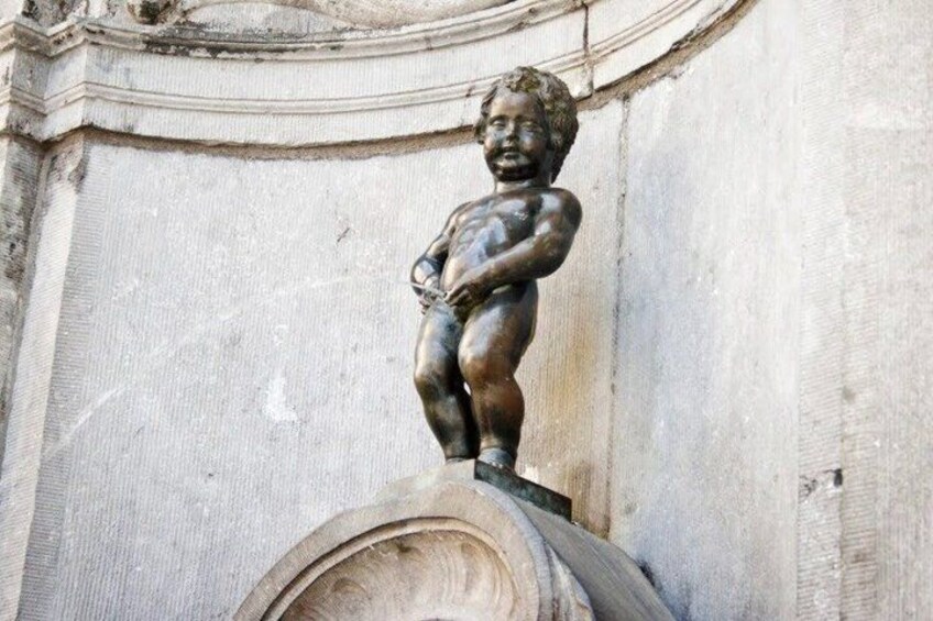 Une statue en bronze représentant un enfant, posée sur un piédestal. 2