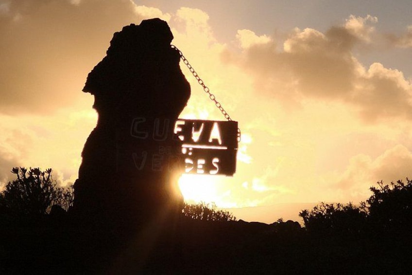 La silhouette d’une statue de lion se détache sur un coucher de soleil, avec une pancarte indiquant : « CURVE A VESSELS. » 2