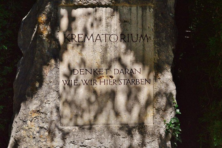 Ein steinernes Denkmal mit Inschriften. 4