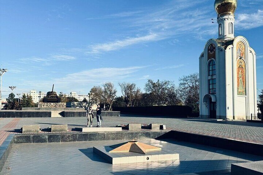 Ett torg med ett monument, en byggnad med en kupol och en staty. 4