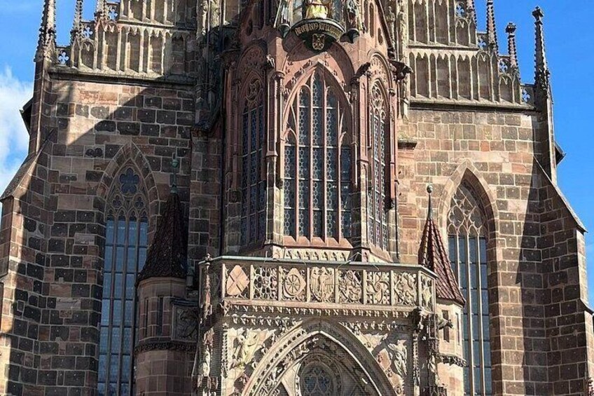 Eine gotische Kathedrale mit aufwendigen Steinmetzarbeiten und Spitzbögen. 2